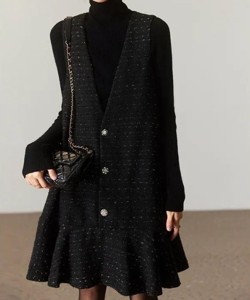 deux amour（ドゥーザムール）の「ラメツイード裾フリル深Vジャンスカ（ジャンパースカート・レディース・ブラック・M）」の3枚目の写真