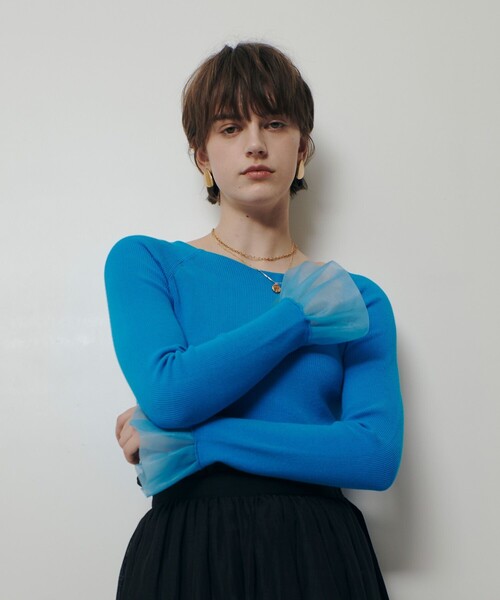 allureville（アルアバイル）の「２WAYネックフリルカフプルオーバー（ニット/セーター・レディース・ブルー/オフホワイト/ブラック・2）」の3枚目の写真