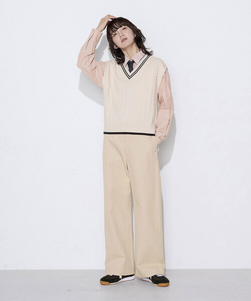 COMME CA Wardrobe（コムサワードローブ）の「ケーブル編 ニットベスト（ニット/セーター・レディース・アイボリー/ネイビー・FREE）」の4枚目の写真