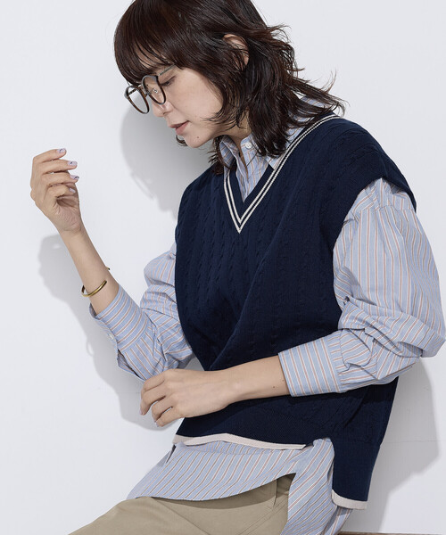 COMME CA Wardrobe（コムサワードローブ）の「ケーブル編 ニットベスト（ニット/セーター・レディース・アイボリー/ネイビー・FREE）」の14枚目の写真