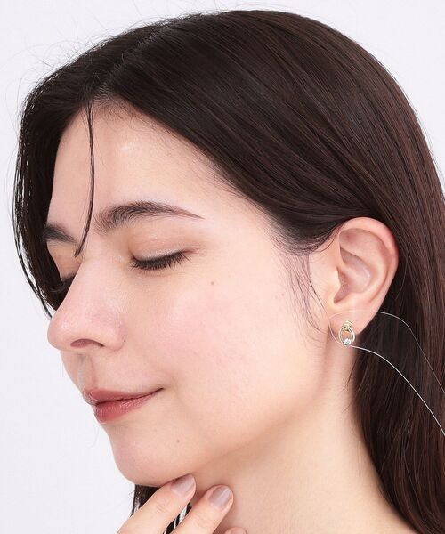 OPAQUE.CLIP(オペークドットクリップ)の「オーバルメタル×ビジューミニピアス(ピアス(両耳用)・レディース・シルバー/ゴールド・00)」の7枚目の写真