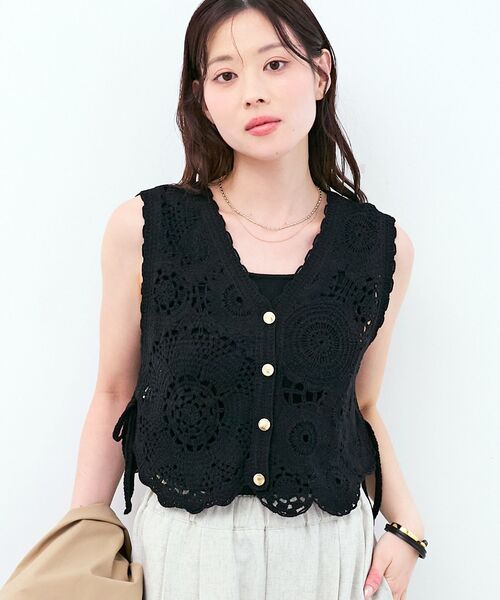 le.coeur blanc（ルクールブラン）の「TORRAZZO DONNAクロシェレースベスト（ベスト・レディース・アイボリー/ブラック・38）」の2枚目の写真