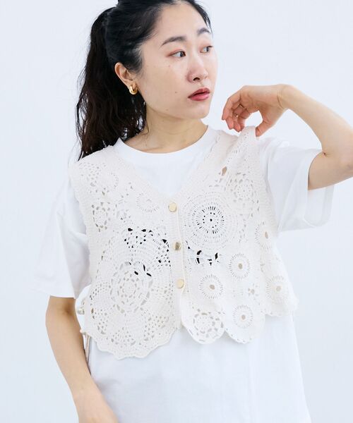 le.coeur blanc（ルクールブラン）の「TORRAZZO DONNAクロシェレースベスト（ベスト・レディース・アイボリー/ブラック・38）」の4枚目の写真