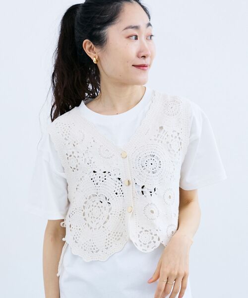 le.coeur blanc（ルクールブラン）の「TORRAZZO DONNAクロシェレースベスト（ベスト・レディース・アイボリー/ブラック・38）」の5枚目の写真