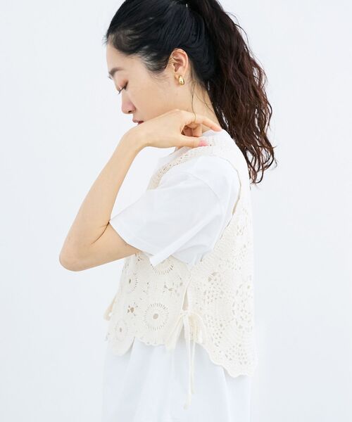 le.coeur blanc（ルクールブラン）の「TORRAZZO DONNAクロシェレースベスト（ベスト・レディース・アイボリー/ブラック・38）」の6枚目の写真