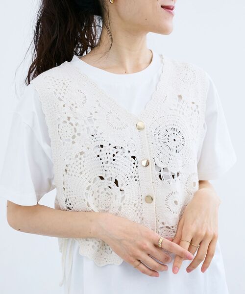 le.coeur blanc（ルクールブラン）の「TORRAZZO DONNAクロシェレースベスト（ベスト・レディース・アイボリー/ブラック・38）」の9枚目の写真