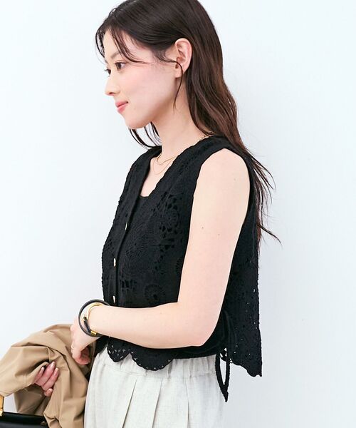 le.coeur blanc（ルクールブラン）の「TORRAZZO DONNAクロシェレースベスト（ベスト・レディース・アイボリー/ブラック・38）」の15枚目の写真