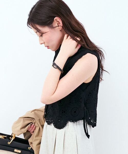le.coeur blanc（ルクールブラン）の「TORRAZZO DONNAクロシェレースベスト（ベスト・レディース・アイボリー/ブラック・38）」の16枚目の写真