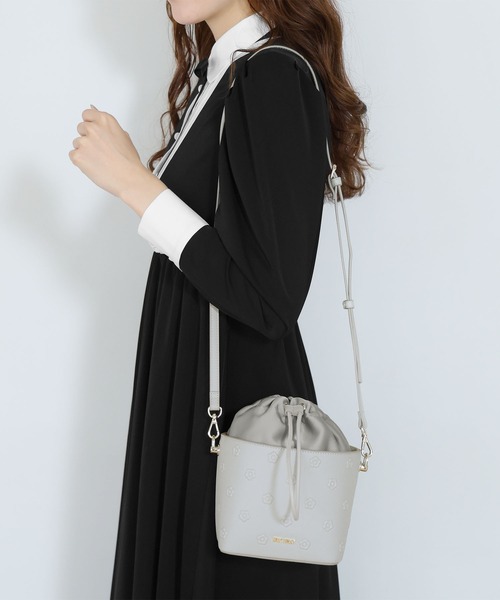 MARY QUANT（マリークワント）の「シンプルエンボスデイジー ドロストショルダー（ショルダーバッグ・レディース・ベージュ/ライトブルー/ブラック・FREE）」の3枚目の写真
