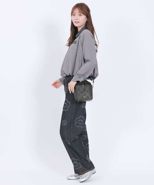 MARY QUANT（マリークワント）の「シンプルエンボスデイジー ドロストショルダー（ショルダーバッグ・レディース・ベージュ/ライトブルー/ブラック・FREE）」の22枚目の写真
