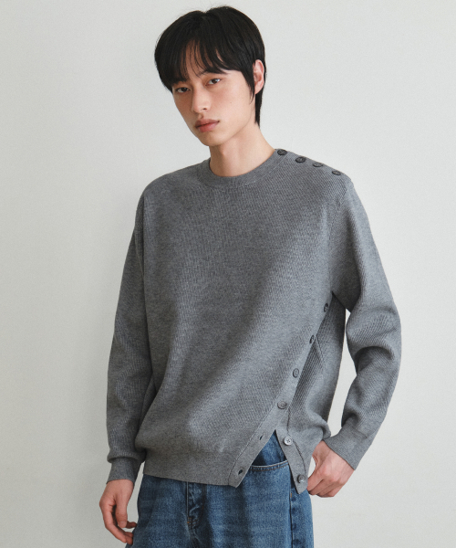 WEDNESDAY OASIS（ウェンズデーオアシス）の「ウォッシャブル斜めボタンニット_GRAY(WC26KN18)（ニット/セーター・メンズ・チャコールグレー・MEDIUM/LARGE）」の2枚目の写真