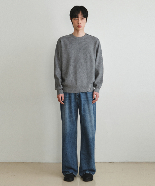 WEDNESDAY OASIS（ウェンズデーオアシス）の「ウォッシャブル斜めボタンニット_GRAY(WC26KN18)（ニット/セーター・メンズ・チャコールグレー・MEDIUM/LARGE）」の4枚目の写真
