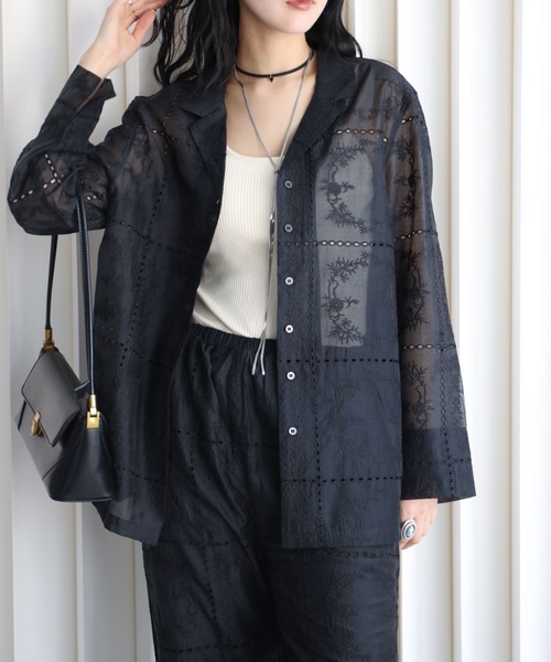 YENNA（イェンナ）の「エンブロイダリーレース シアーオーバーシャツ セミシアー（シャツ/ブラウス・レディース・ホワイト/ブラック・FREE）」の2枚目の写真