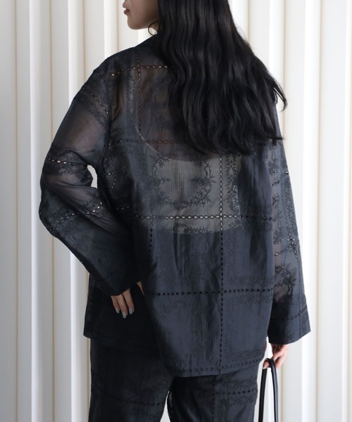 YENNA（イェンナ）の「エンブロイダリーレース シアーオーバーシャツ セミシアー（シャツ/ブラウス・レディース・ホワイト/ブラック・FREE）」の16枚目の写真