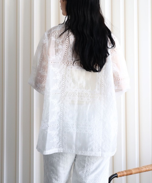 YENNA（イェンナ）の「エンブロイダリーレース シアーオーバーシャツ セミシアー（シャツ/ブラウス・レディース・ホワイト/ブラック・FREE）」の6枚目の写真