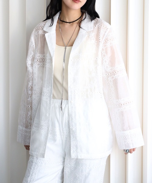 YENNA（イェンナ）の「エンブロイダリーレース シアーオーバーシャツ セミシアー（シャツ/ブラウス・レディース・ホワイト/ブラック・FREE）」の3枚目の写真