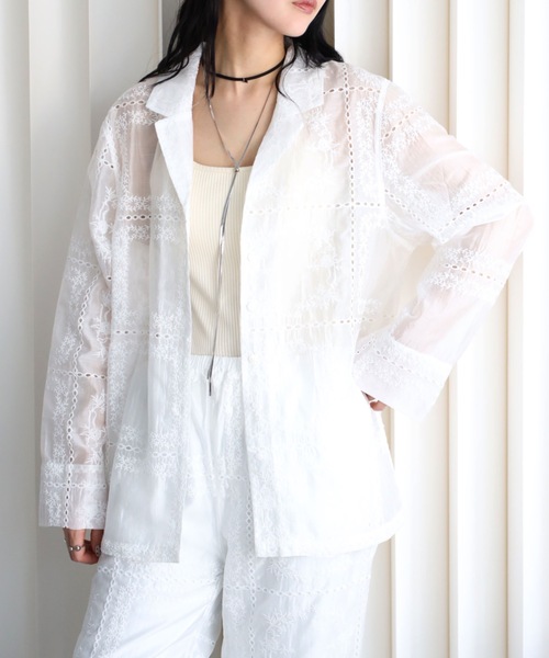 YENNA（イェンナ）の「エンブロイダリーレース シアーオーバーシャツ セミシアー（シャツ/ブラウス・レディース・ホワイト/ブラック・FREE）」の4枚目の写真
