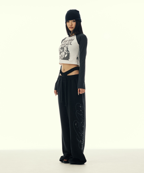GILAARCHIVE(ギラアーカイブ)の「GRAPHIC RAGLAN LONG SLEEVE_BLACK(Tシャツ/カットソー・レディース・その他・FREE)」の2枚目の写真