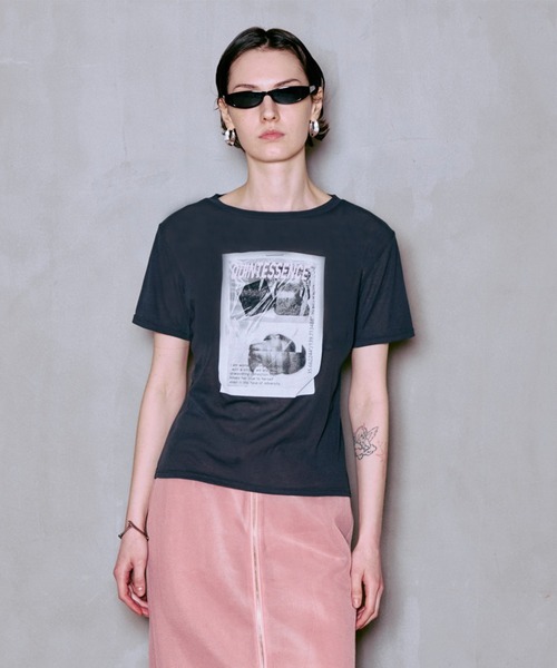 MAISON SPECIAL(メゾンスペシャル)の「QUINTESSENCE Print T-Shirt/QUINTESSENCEプリントTEE(Tシャツ/カットソー・レディース・ピンク/ホワイト/チャコールグレー・FREE)」の2枚目の写真