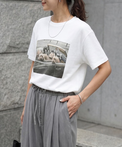 STYLE DELI(スタイルデリ)の「【LUXE】dogsフォトプリントさら編みTシャツ(Tシャツ/カットソー・レディース・ホワイト/チャコールグレー・FREE)」の2枚目の写真