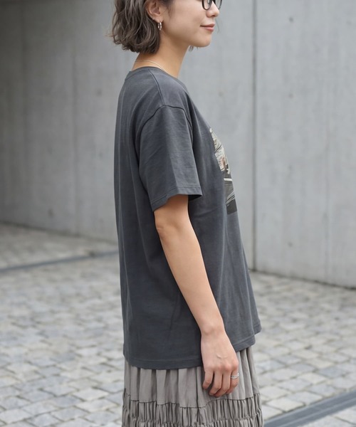 STYLE DELI(スタイルデリ)の「【LUXE】dogsフォトプリントさら編みTシャツ(Tシャツ/カットソー・レディース・ホワイト/チャコールグレー・FREE)」の5枚目の写真