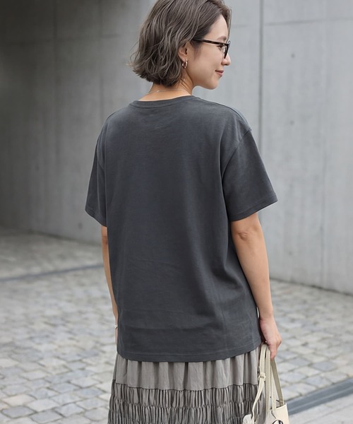 STYLE DELI(スタイルデリ)の「【LUXE】dogsフォトプリントさら編みTシャツ(Tシャツ/カットソー・レディース・ホワイト/チャコールグレー・FREE)」の7枚目の写真