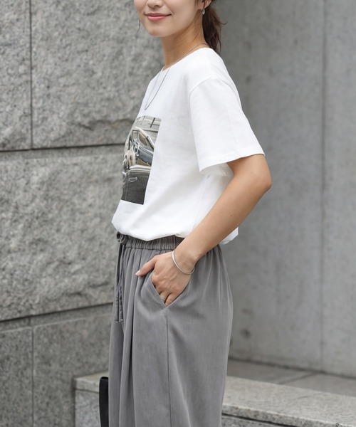 STYLE DELI(スタイルデリ)の「【LUXE】dogsフォトプリントさら編みTシャツ(Tシャツ/カットソー・レディース・ホワイト/チャコールグレー・FREE)」の10枚目の写真