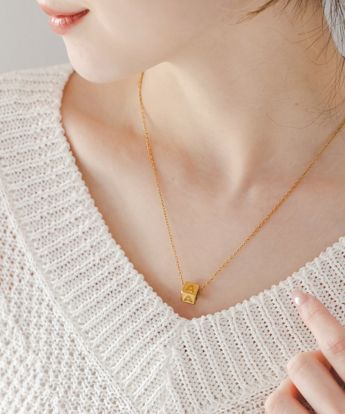 Noble(ノーブル)の「PETIT MOMENTS/プティモーメント Intial Block Necklace(ネックレス・レディース・ゴールド・FREE)」の1枚目の写真