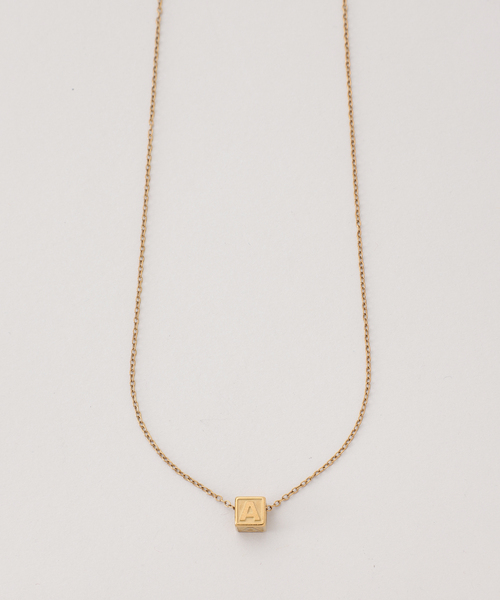 Noble(ノーブル)の「PETIT MOMENTS/プティモーメント Intial Block Necklace(ネックレス・レディース・ゴールド・FREE)」の3枚目の写真