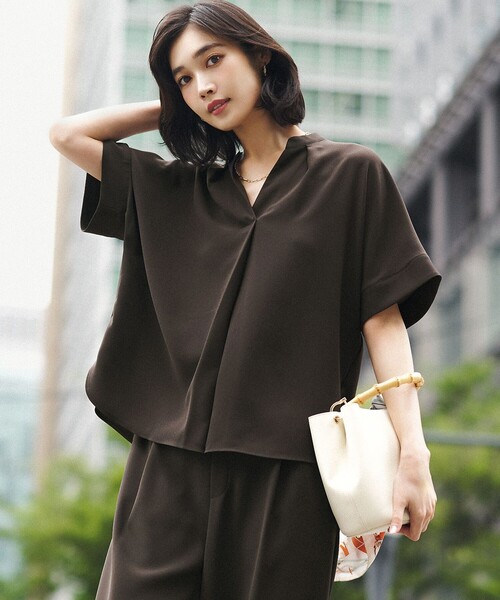 23区 L（ニジュウサンクオオキイサイズ）の「ストレッチジョーゼット キーネック ブラウス（Tシャツ/カットソー・レディース・ライトグリーン系/ダークブラウン系/ベージュ系/ネイビー系・44/46）」の2枚目の写真