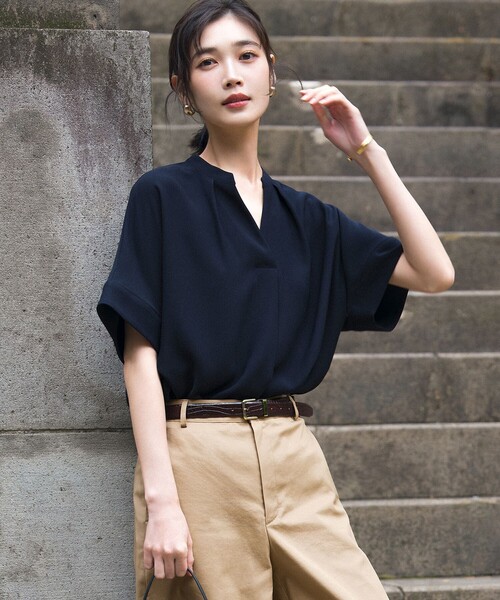 23区 L（ニジュウサンクオオキイサイズ）の「ストレッチジョーゼット キーネック ブラウス（Tシャツ/カットソー・レディース・ライトグリーン系/ダークブラウン系/ベージュ系/ネイビー系・44/46）」の4枚目の写真