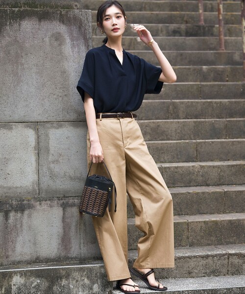 23区 L（ニジュウサンクオオキイサイズ）の「ストレッチジョーゼット キーネック ブラウス（Tシャツ/カットソー・レディース・ライトグリーン系/ダークブラウン系/ベージュ系/ネイビー系・44/46）」の21枚目の写真