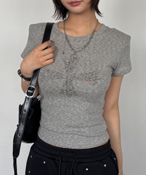 lilful(リルフル)の「【26年春夏新作】クロスプリント バックレタリングロゴ タイト半袖Tシャツ(Tシャツ/カットソー・レディース・モカ/ホワイト/ブラック/ベージュ/グレー・F)」の3枚目の写真