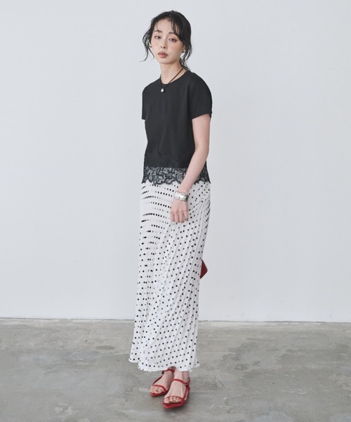 Anclear oui(アンクリアウィ)の「裾レースデザインTシャツ(Tシャツ/カットソー・レディース・Black/White・F)」の5枚目の写真