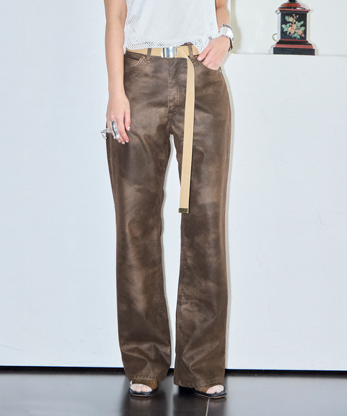 Lee(リー)の「LEE 別注 FAUX LEATHER パンツ(その他パンツ・レディース・ブラウン/ブラック・MEDIUM/SMALL/X-SMALL)」の2枚目の写真