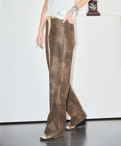 Lee(リー)の「LEE 別注 FAUX LEATHER パンツ(その他パンツ・レディース・ブラウン/ブラック・MEDIUM/SMALL/X-SMALL)」の4枚目の写真