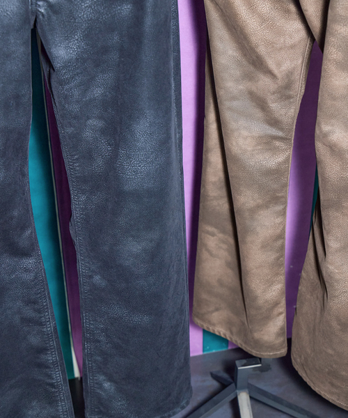 Lee(リー)の「LEE 別注 FAUX LEATHER パンツ(その他パンツ・レディース・ブラウン/ブラック・MEDIUM/SMALL/X-SMALL)」の8枚目の写真