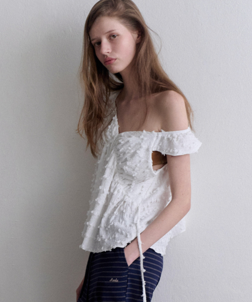 ANDNEEDS（アンドニーズ）の「Bell shirring blouse (white)（シャツ/ブラウス・レディース・その他・FREE）」の2枚目の写真
