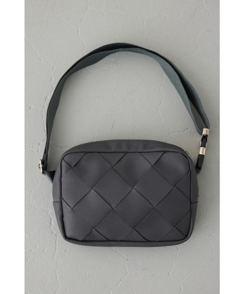 AZUL by moussy(アズールバイマウジー)の「イントレチャートボディーバッグ(ボディバッグ/ウエストポーチ・メンズ・グレー/ブラック・FREE)」の1枚目の写真