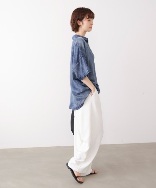 Bou Jeloud(ブージュルード)の「シアーデニムシャツ(シャツ/ブラウス・レディース・サックスブルー/インディゴブルー・38)」の17枚目の写真