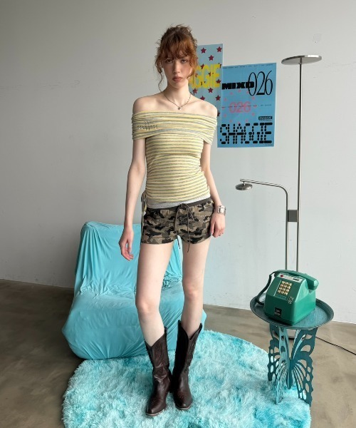 SHAGGIE(シャギー)の「ロゴストーン付きボーダーオフショルダートップス(Tシャツ/カットソー・レディース・ライトブルー/イエロー・FREE)」の8枚目の写真