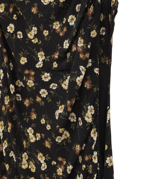CLANE(クラネ)の「【CLANE】MABEL FLOWER DRAPE CAMI ONEPIECE(ワンピース・レディース・オレンジ/ブラック・1)」の14枚目の写真
