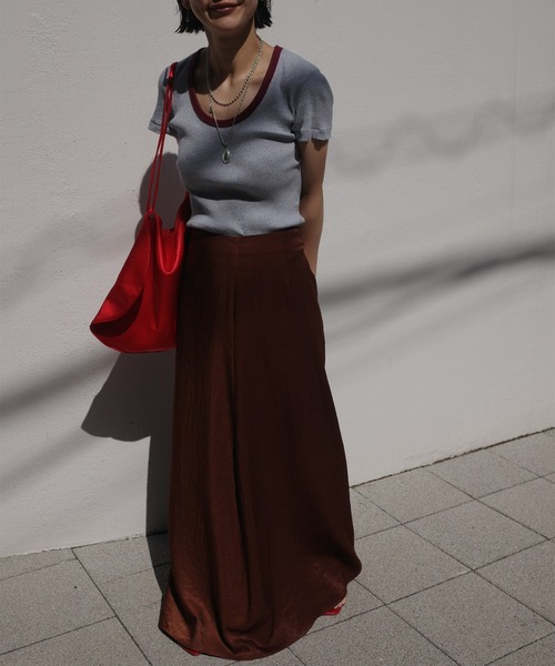 Ameri(アメリ)の「MEDI SILKY GLOW FLARE SKIRT(スカート・レディース・ピンク/ブラウン/ネイビー・MEDIUM/SMALL)」の8枚目の写真
