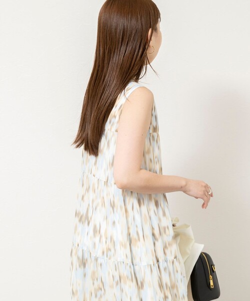 NOLLEY’S Sophi(ノーリーズソフィ)の「ウォッシャブルラメストライプアートプリントティアード2WAYワンピース(ワンピース・レディース・ベージュ系その他・38)」の7枚目の写真