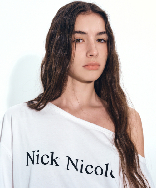 NICK&NICOLE(ニックアンドニコール)の「NICOLE ONE SHOULDER RELAXED LOGO TOP_WHITE(Tシャツ/カットソー・レディース・ホワイト・FREE)」の2枚目の写真