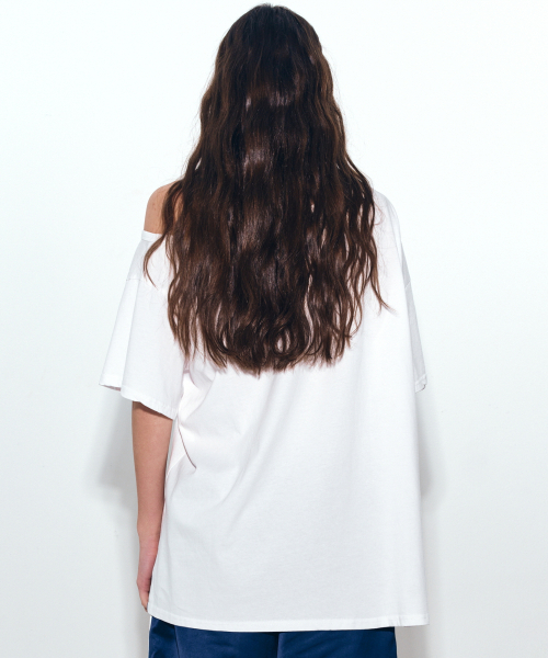 NICK&NICOLE(ニックアンドニコール)の「NICOLE ONE SHOULDER RELAXED LOGO TOP_WHITE(Tシャツ/カットソー・レディース・ホワイト・FREE)」の3枚目の写真
