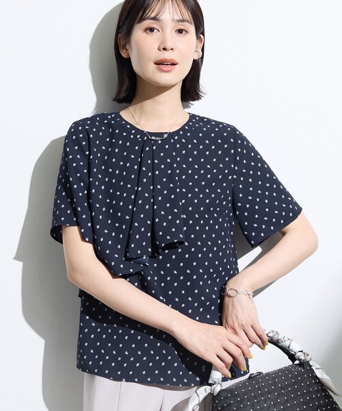 INDIVI（インディヴィ）の「【接触冷感／UVケア】ボウタイ風 幾何学柄ブラウス（シャツ/ブラウス・レディース・ネイビー系/ライトグレー系/ホワイト系1・13/15 /05/36/38/40/19）」の3枚目の写真