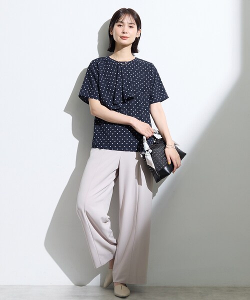 INDIVI（インディヴィ）の「【接触冷感／UVケア】ボウタイ風 幾何学柄ブラウス（シャツ/ブラウス・レディース・ネイビー系/ライトグレー系/ホワイト系1・13/15 /05/36/38/40/19）」の9枚目の写真