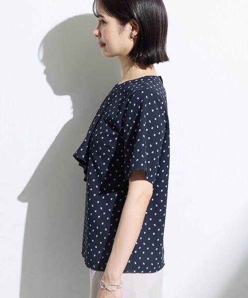 INDIVI（インディヴィ）の「【接触冷感／UVケア】ボウタイ風 幾何学柄ブラウス（シャツ/ブラウス・レディース・ネイビー系/ライトグレー系/ホワイト系1・13/15 /05/36/38/40/19）」の4枚目の写真