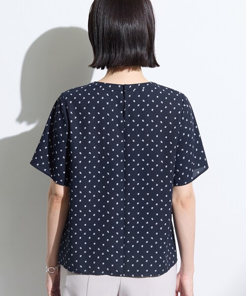 INDIVI（インディヴィ）の「【接触冷感／UVケア】ボウタイ風 幾何学柄ブラウス（シャツ/ブラウス・レディース・ネイビー系/ライトグレー系/ホワイト系1・13/15 /05/36/38/40/19）」の5枚目の写真